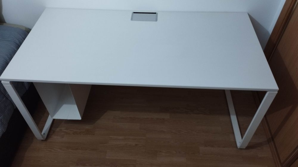 Mesa de escritório espaçosa