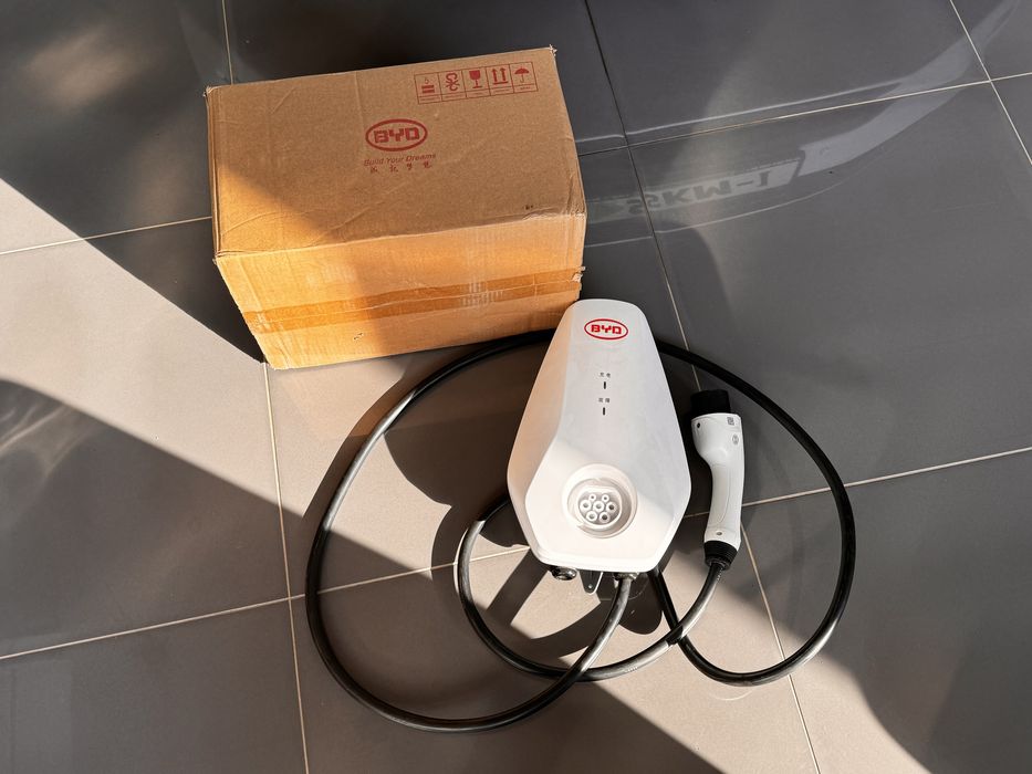 Зарядна станція для всіх електромобілів з портом G-BT