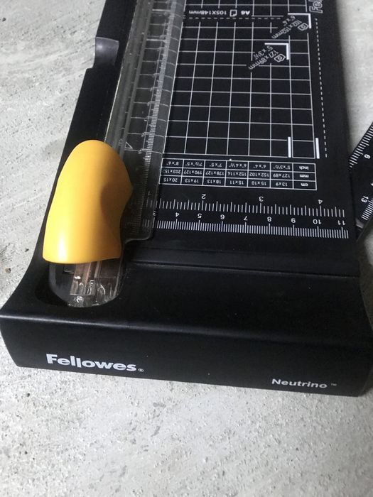 Cisalha Fellowes Neutrino A5/90 preto, amarelo