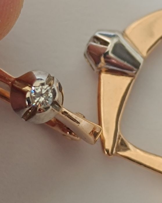 Серьги золотые с бриллиантами.