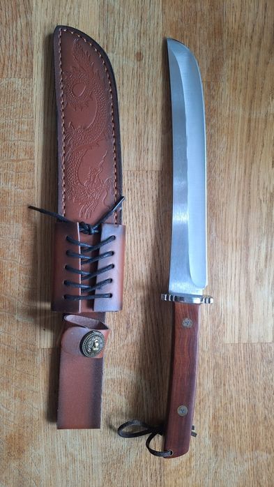 Nóż myśliwski duży,ostry.