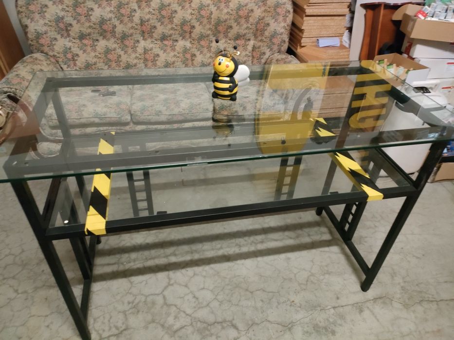 Mesa de vidro para recepção - exposição com estrutura metálica. Forte.