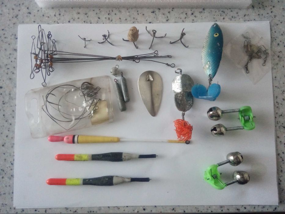 Рыболовные блесны и другие снасти.
