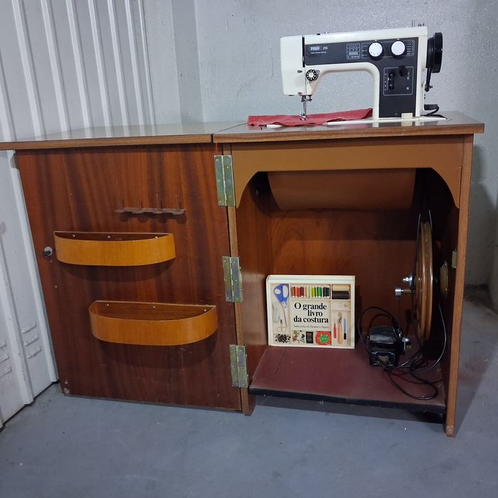 Máquina de Costura com Móvel .