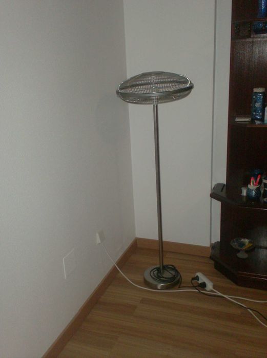 Candeeiro de pé.