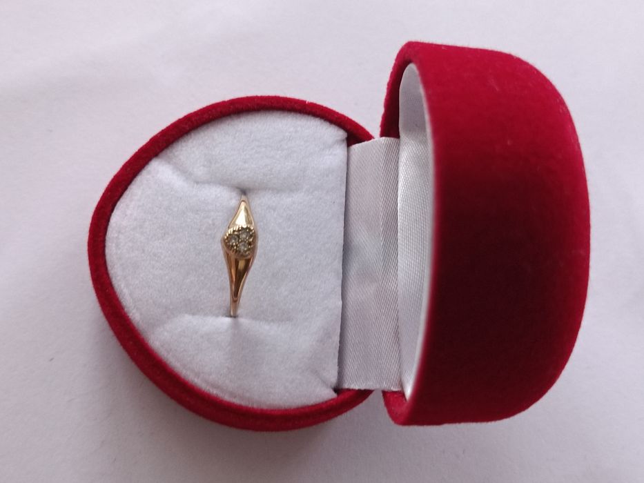 Złoty pierścionek serduszko