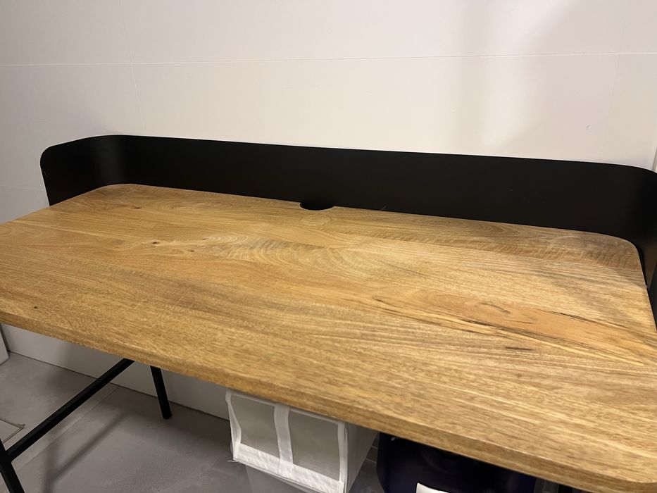 Secretária de madeira e pernas pretas