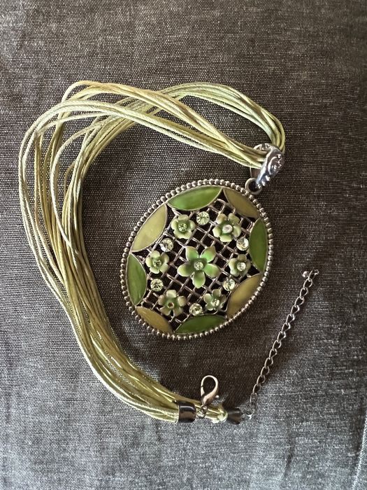 Piękny wisiorek w kolorach zieleni