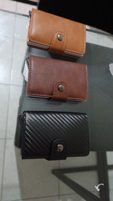 Carteiras pele e alumínio