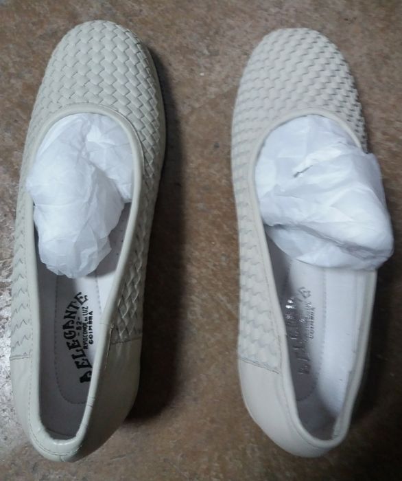 Sapatos de senhora e sapatos cerimônia novos