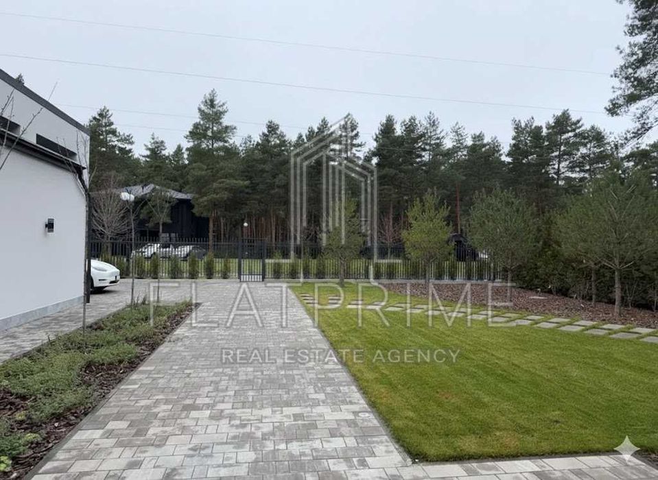 Розкішний маєток з виходом до води Riviera Village
