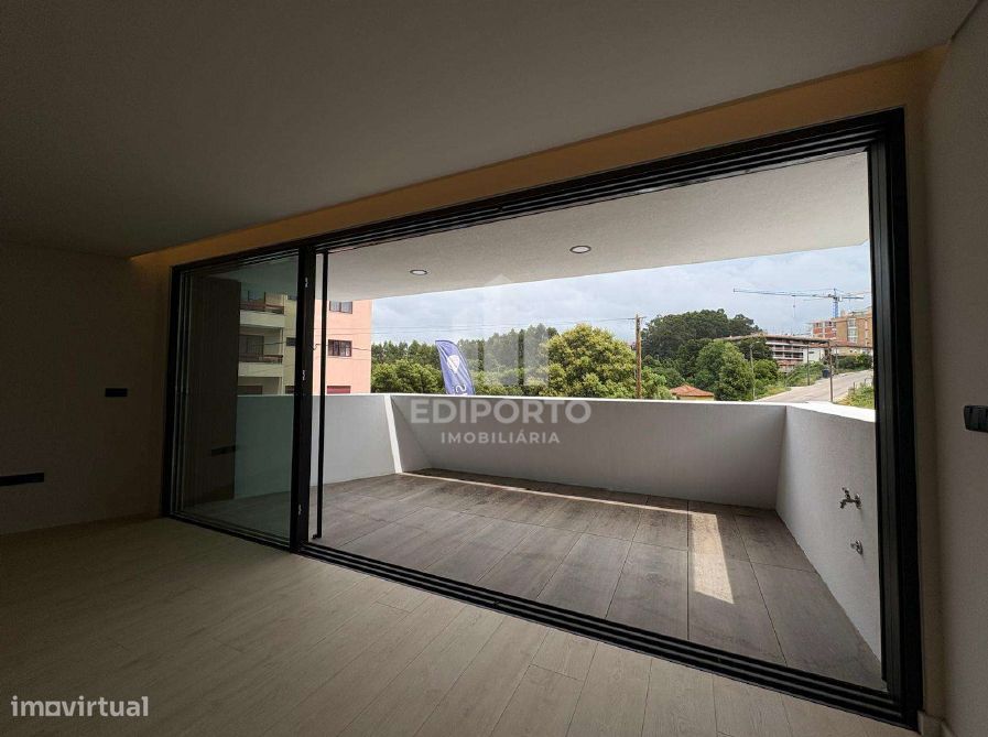 Exclusivo T1 com Varanda de 28m² e Arquitetura de Autor – S. Cosme, Go