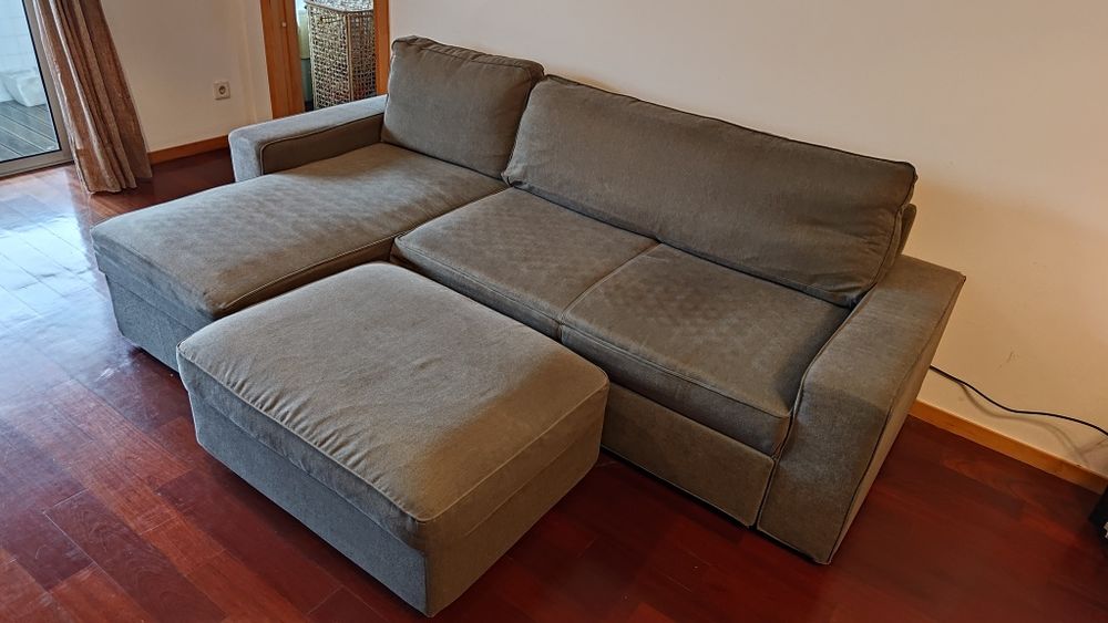 Sofá chaise longue e repousa pés, ambos com arrumos.