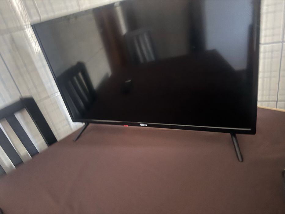 Tv 32 polegada esmarte  seme nova com os pes e supote de parede