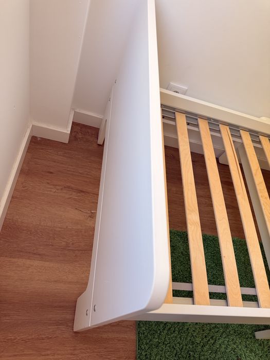Cama infantil ikea em branco com colchão de molas incluido 200x80 com um ano de uso.