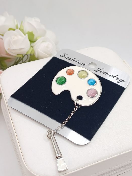 Ozdobna broszka paleta kolorów i pędzel