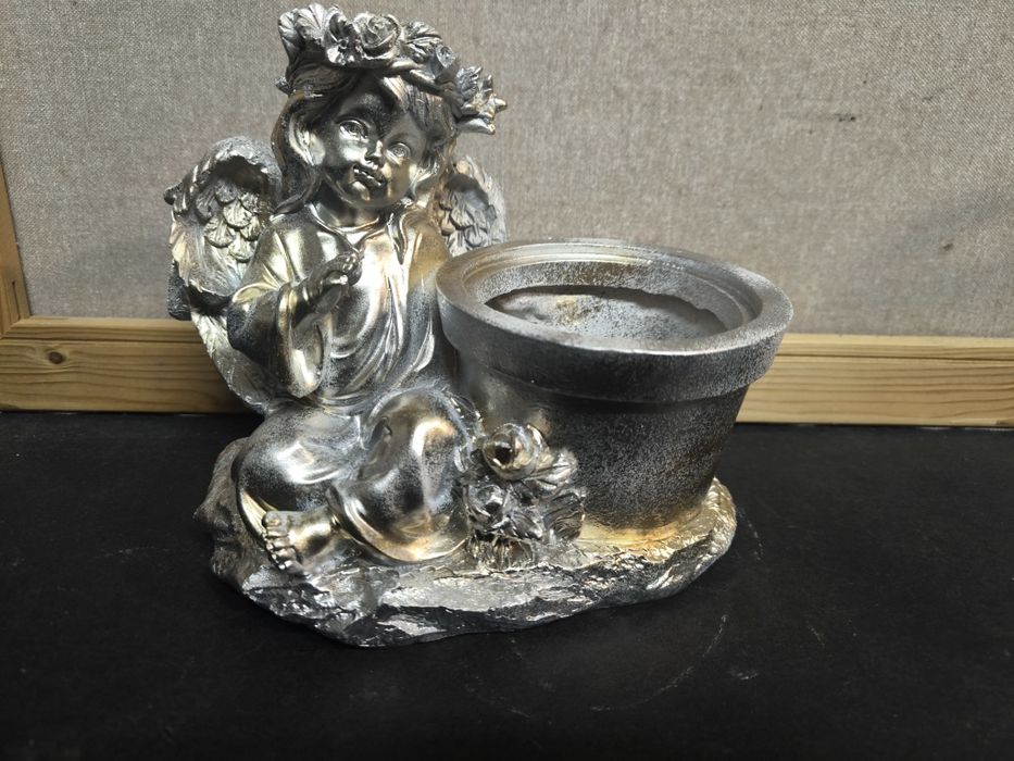Anjo decorativo com vaso
Peça decorativa em formato de anjo com um peq