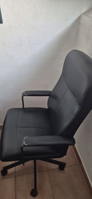 Cadeira escritorio giratória preta em murum pele do Ikea usada