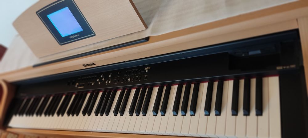 Piano Digital Semi-novo Roland