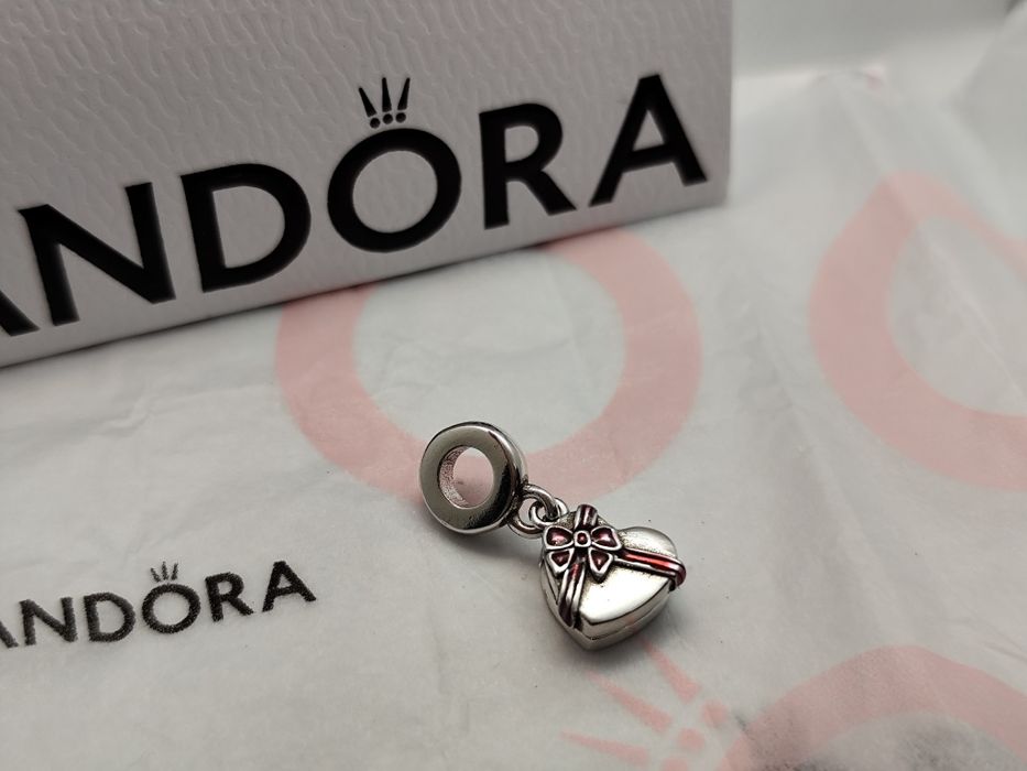 Pendente caixa de bombons da Pandora