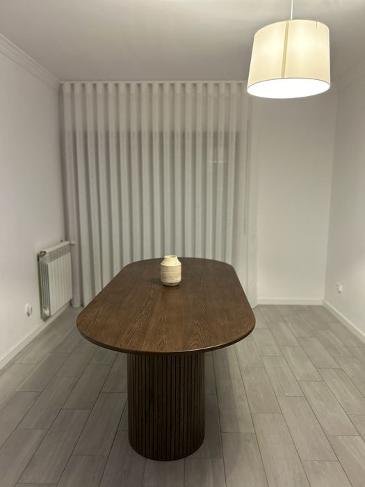 Mesa de jantar oval | Nogueira