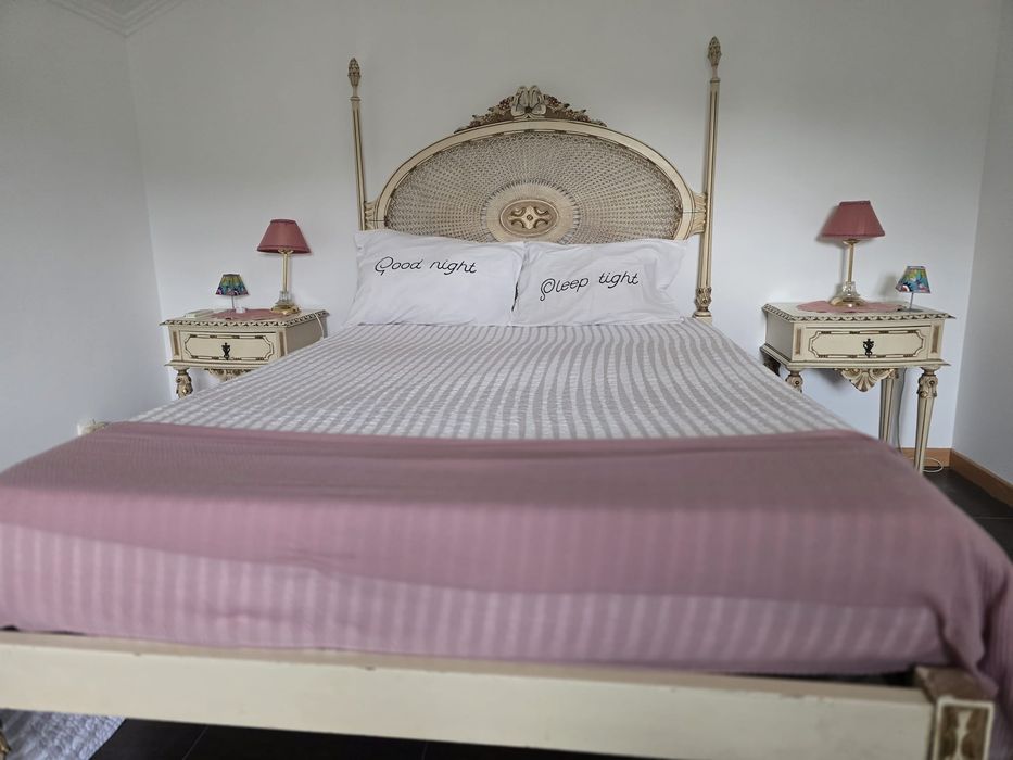 Cama e mobília de quarto