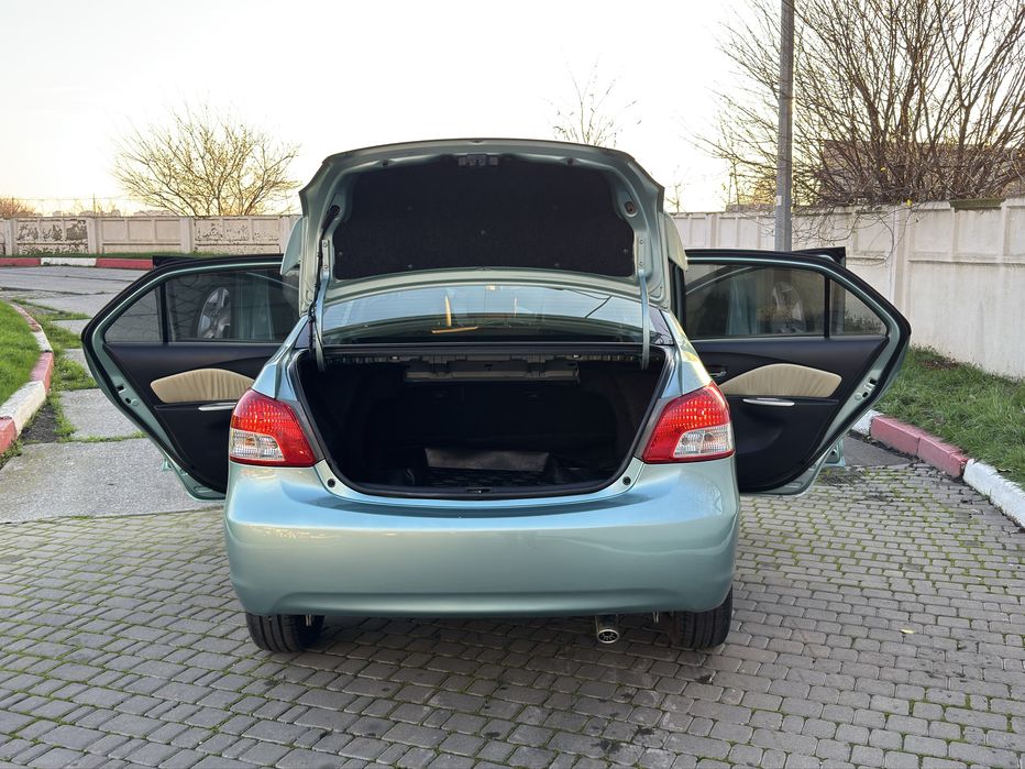 Продам Тоёту Ярис на автомате!