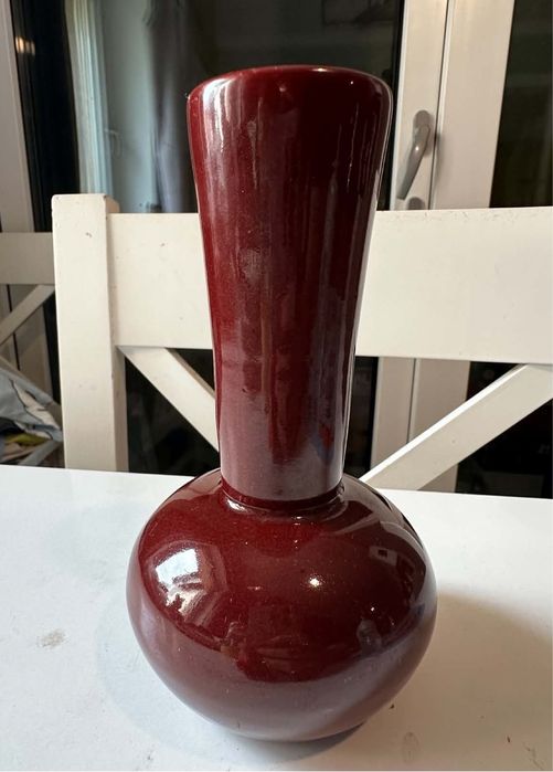 Burgundowym wazon