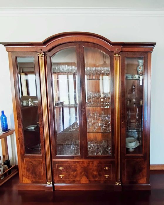 Sala de jantar completa em estado impecável