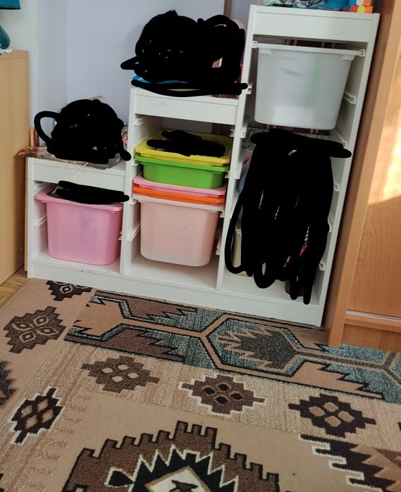 Regał z pojemnikami na zabawki