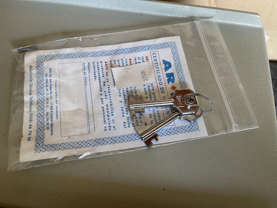Cofre de embutir na parede, novo com embalagem.