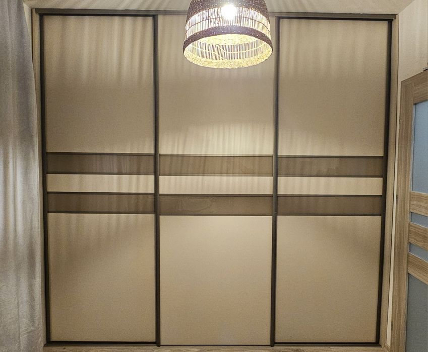 Duża szafa w zabudowie KASZMIR – 270 cm, bardzo pojemna + szafka nocna