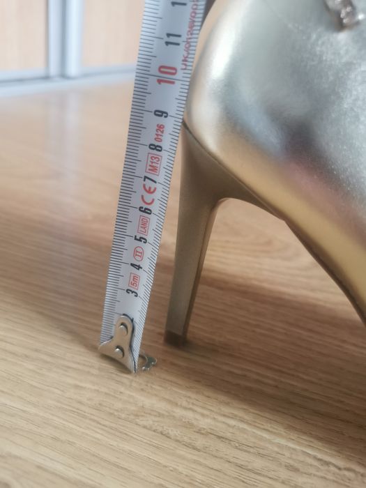 Złote szpilki   r. 36