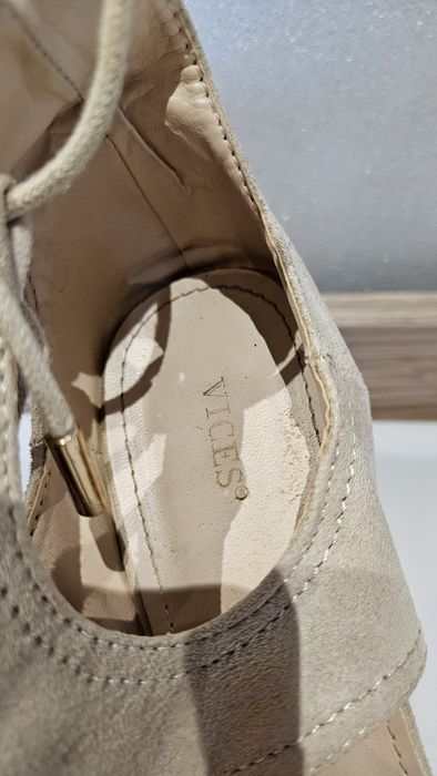 Szpilki kremowe Vices