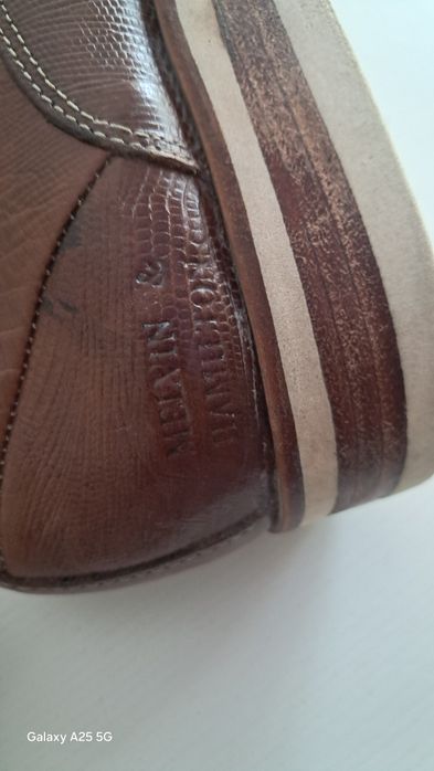 Sapatos de homem  marca MELVIN & HAMILTON  em pele castanha.
