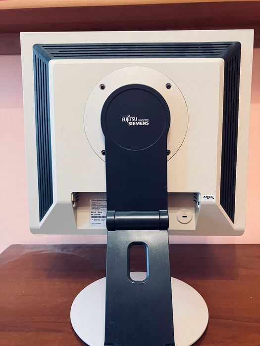 Komputer Intel/Pentium4 + monitor Fujitsu Siemens + klawiatura | retro