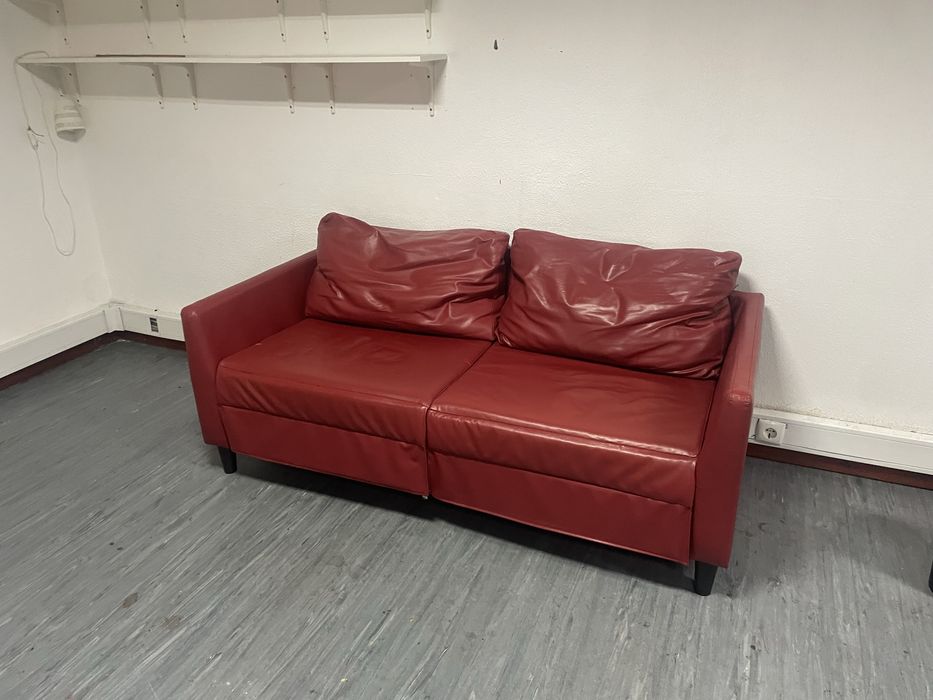 sofá vermelho em pele sintética