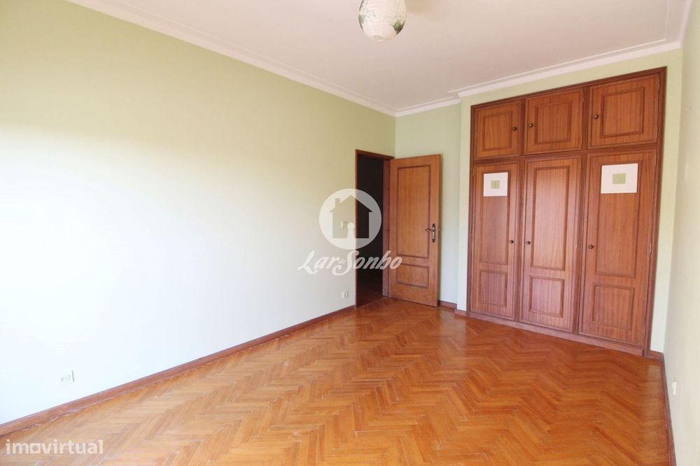 Apartamento T2, situado em Arcozelo, a 4km da Praia