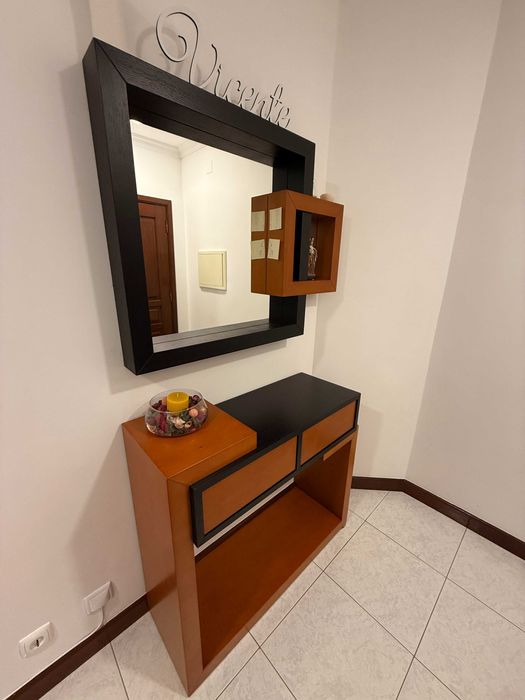 Consola e espelho de entrada