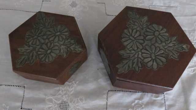 Caixas octogonais com floreados