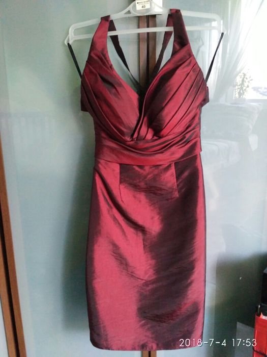 Elegancka sukienka z bordowej tafty