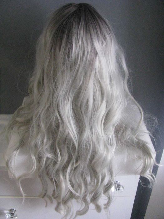 Peruka włosy syntetyczne falowane cold blond