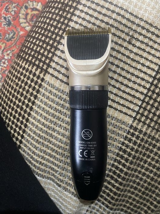 беспроводная машинка для стрижки волос Geemy GM-6066.