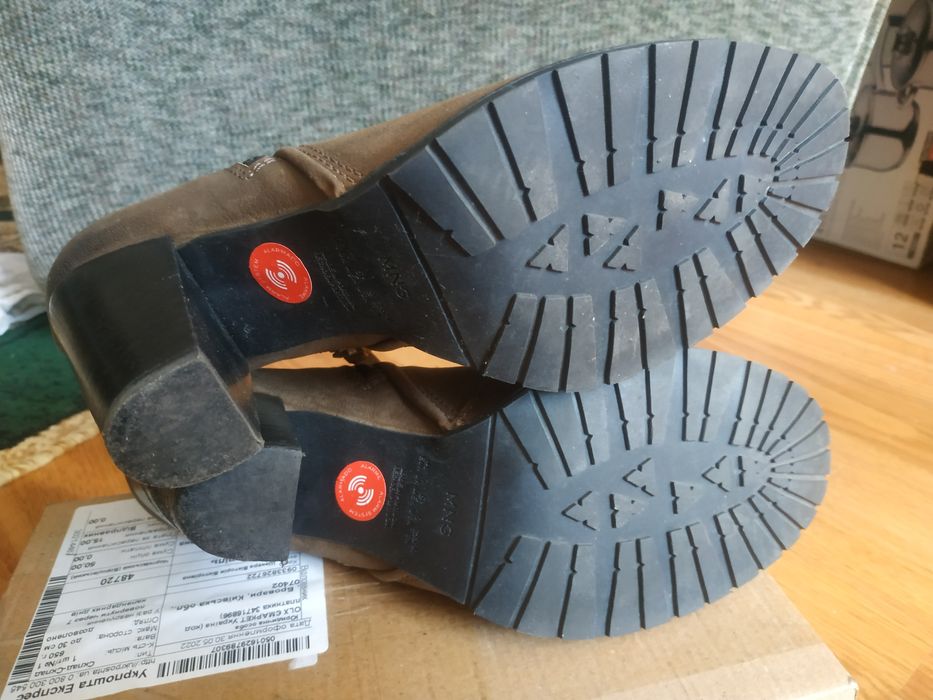 Челсі - Взуття жіноче сапоги і кросівки