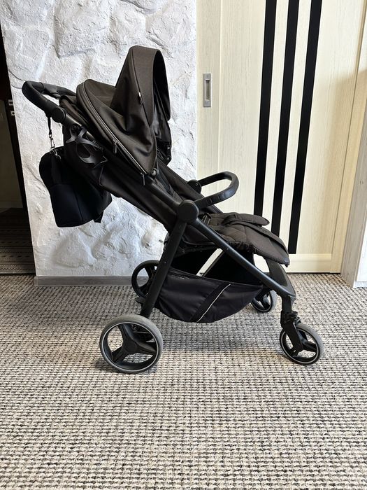 Прогулочна коляска