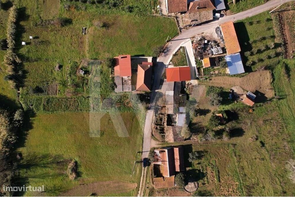 Moradia T2 para recuperar em Santo Ibério, Pombal, Leiria com terreno