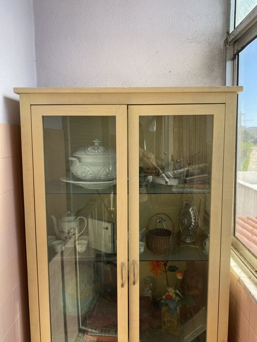 Movel de madeira com vitrine