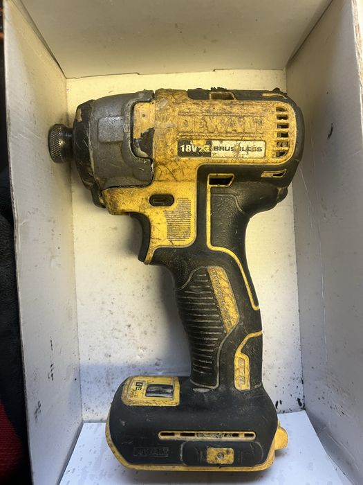 dewalt zakretarka uszkodzona