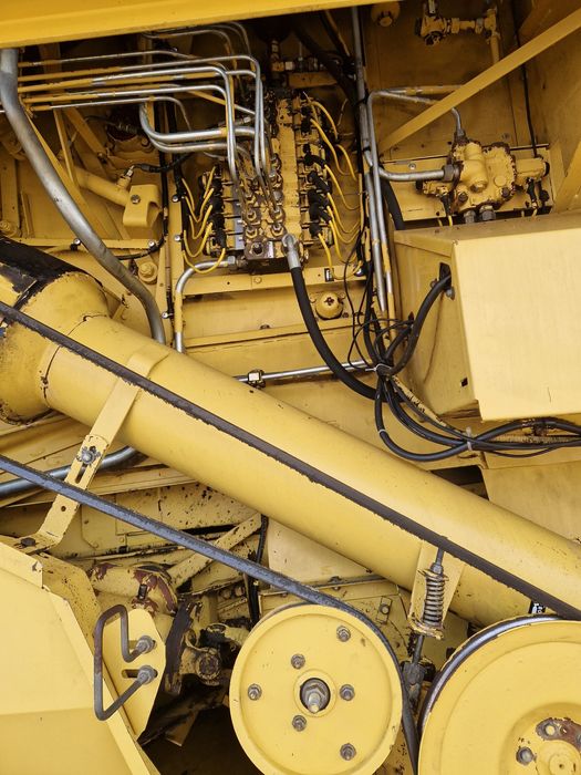 Kombajn zbożowy NEW HOLLAND TX 64 heder 5.18 nie claas