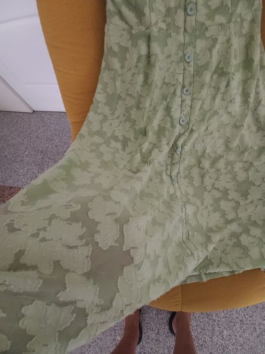 Vestudo midi ,verde claro, tecido " lavrado" não  amarrota M/L..Impecável